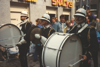 605834 Afbeelding van drumband met majorettes van het Showcorps Victory tijdens een optocht op Voor Clarenburg te Utrecht.